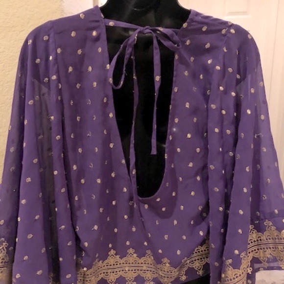 Blouse w/Wide Sleeves & Open Back - Picture 2 of 10